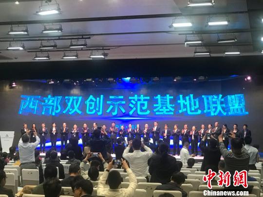 图为会议现场。岳依桐 摄2 图为会议现场。岳依桐 摄2