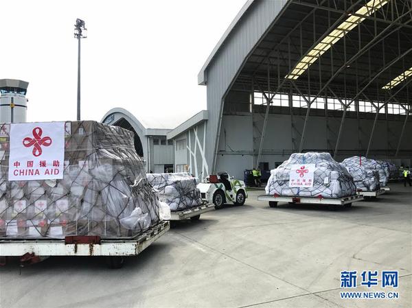 10月9日，在印度尼西亚巴厘巴板机场，工作人员运输援助物资。