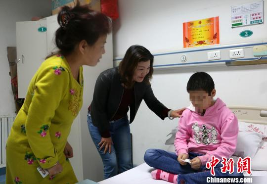 刘惠宏鼓励凯迪日耶·赛普丁好好治疗。　耿丹丹 摄