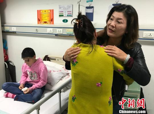 凯迪日耶·赛普丁的母亲坎拜尔尼沙·巴吾敦拥抱刘惠宏表示感谢。　耿丹丹 摄