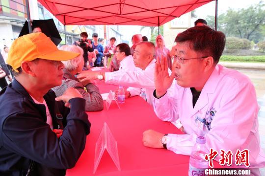 广西桂林市医生雨中教市民把握急救白金十分钟