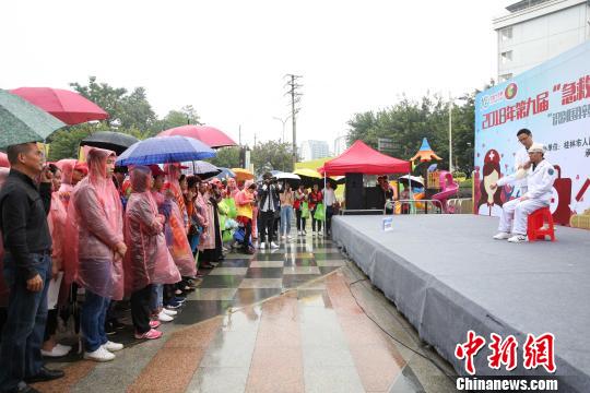 10月10日，桂林市人民医院急诊科基础生命支持导师现场演示止血包扎法。　黄薇 摄