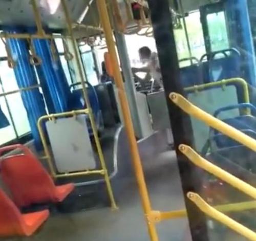 男子用拖鞋猛扇公交司机:疑因车辆刮蹭 司机未还手