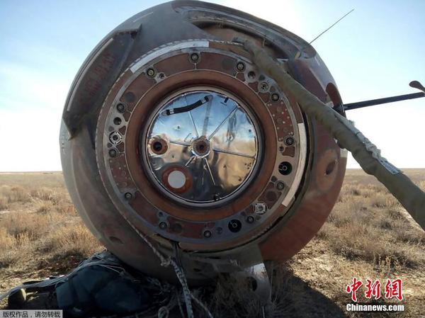 工作人员在坠落残骸现场检查。俄将成立国家调查委员会调查事故。2