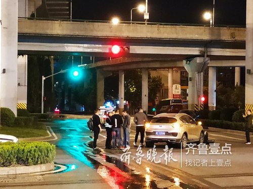 视觉错乱看错红绿灯，午夜济南玉函立交发生一起车祸