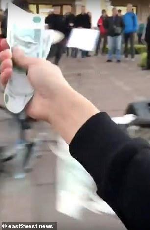 俄罗斯富家子街头撒钱炫富 态度傲慢鄙视穷人引众怒