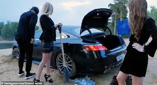 俄罗斯富家子街头撒钱炫富 态度傲慢鄙视穷人引众怒