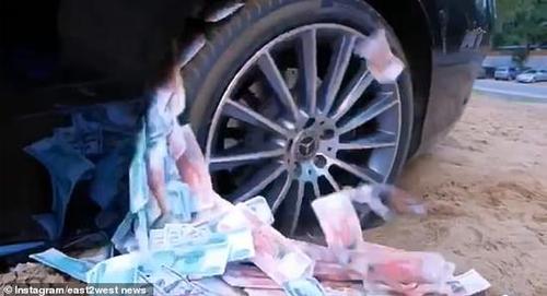 俄罗斯富家子街头撒钱炫富 态度傲慢鄙视穷人引众怒