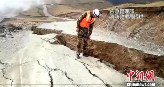 滑坡原址出现新的裂缝。(视频截图) 钟欣 摄