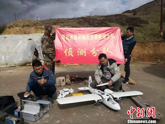工作人员使用无人机航拍金沙江白格堰塞湖等。　钟欣 摄