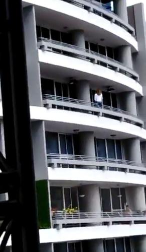 夺命自拍！巴拿马27岁女子27层阳台自拍坠楼身亡