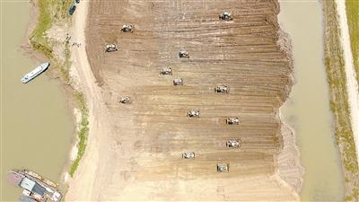 图为下塞湖矮围集中拆除专项整治行动施工现场。(资料图片) 点击进入下一页