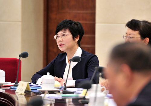 杨静华委员发言