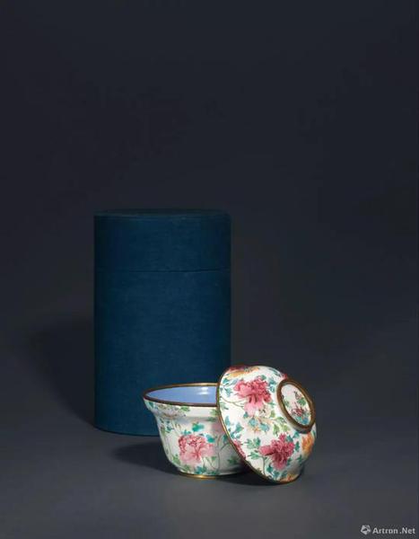 清 十八世纪 铜胎画珐琅牧丹纹盖碗 直径 12.6 cm。