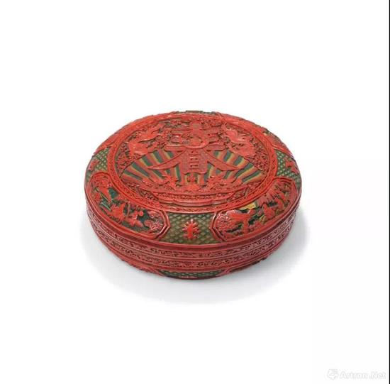 清乾隆 剔彩春寿宝盒 直径 29.8 cm。