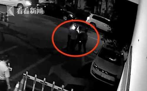 自投罗网!男子无证醉驾 还硬要把车堵在派出所门口