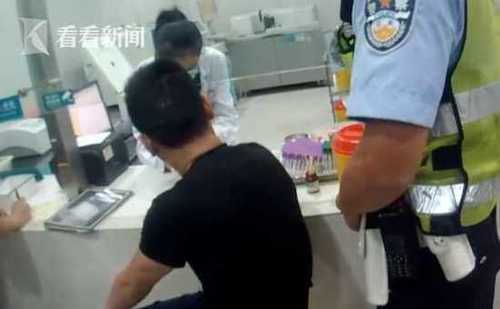 自投罗网!男子无证醉驾 还硬要把车堵在派出所门口