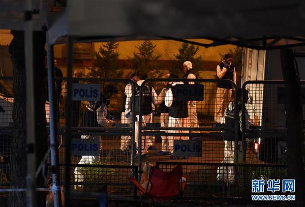10月15日，在土耳其伊斯坦布尔，土耳其警方在沙特阿拉伯驻伊斯坦布尔领事馆外工作。 一个土耳其调查小组15日晚进入沙特阿拉伯驻土耳其伊斯坦布尔领事馆，就沙特记者卡舒吉“失踪”事件展开调查。