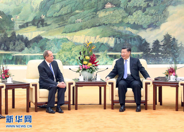 10月16日，国家主席习近平在北京人民大会堂会见英国四十八家集团俱乐部主席佩里。 新华社记者 刘卫兵摄