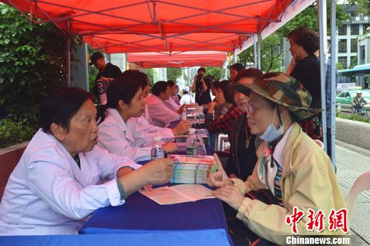 来自福建省内的多名医学药学专家为前来咨询的市民朋友们答疑解惑。供图