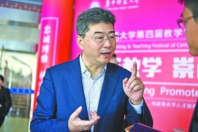 教育部高教司司长吴岩接受采访。通讯员陈希昌 摄 教育部高教司司长吴岩接受采访。通讯员陈希昌 摄