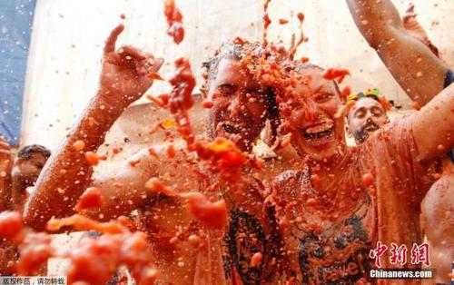 资料图:西班牙小镇举行番茄大战。 点击进入下一页