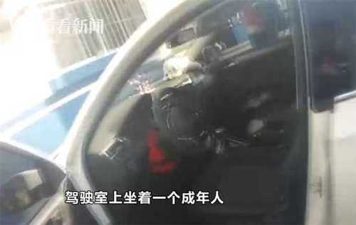 996abd46c1daff86d5a5f82d779f9e62.jpg 9岁男童开车上路 母亲坐副驾驶拍视频直夸不得了