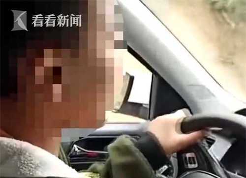 521e1c9668bff2d108f7ef7459741e59.jpg 9岁男童开车上路 母亲坐副驾驶拍视频直夸不得了