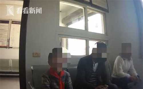 4f1a3444121a137fc3c1a9df772af04a.jpg 9岁男童开车上路 母亲坐副驾驶拍视频直夸不得了