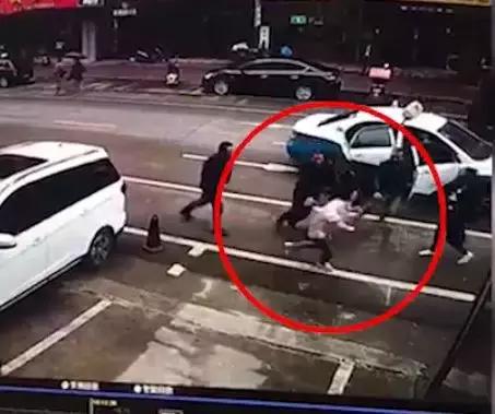 女子被多名黑衣男子当众强行拖上出租车 警方通报