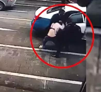 女子被多名黑衣男子当众强行拖上出租车 警方通报