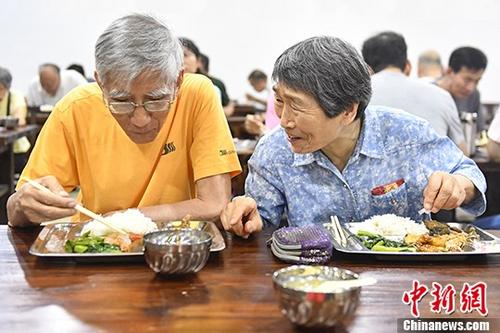 资料图：两名老人在饭堂就餐。 <a target='_blank' href='http://www.chinanews.com/'>中新社</a>记者 陈骥旻 摄
