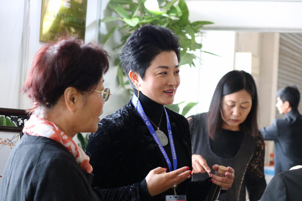 董事长张雅箴向客人介绍千年古树功夫红茶
