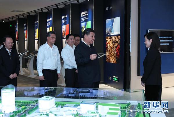 　10月22日，中共中央总书记、国家主席、中央军委主席习近平在广东珠海考察。这是习近平在横琴新区高新技术片区考察粤澳合作中医药科技产业园。