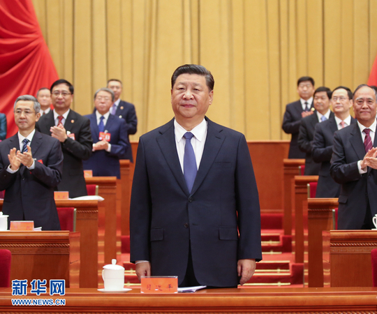 10月22日，中国工会第十七次全国代表大会在北京人民大会堂开幕。这是中共中央总书记、国家主席、中央军委主席习近平在主席台向与会代表致意。