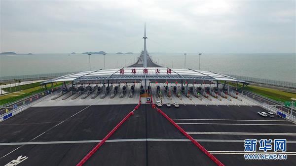 　这是港珠澳大桥收费广场（10月20日无人机拍摄）。