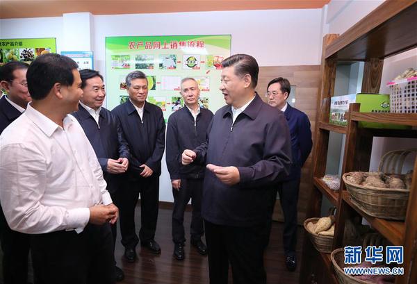 　10月23日，中共中央总书记、国家主席、中央军委主席习近平在广东省清远市调研。这是习近平在清远市所辖英德市电子商务产业园考察调研，了解当地以电子商务盘活特色产业、以产业发展推动精准扶贫情况。