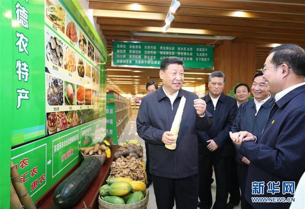 10月23日，中共中央总书记、国家主席、中央军委主席习近平在广东省清远市调研。这是习近平在清远市所辖英德市电子商务产业园考察调研，了解当地以电子商务盘活特色产业、以产业发展推动精准扶贫情况。