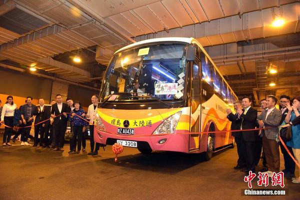 港珠澳大桥24日早9时正式通车，香港冠忠巴士集团3辆“环岛中港通”及2辆“港澳快线”组成的首班跨境巴士，承载着逾200名嘉宾及传媒记者，8时左右在九龙圆方跨境巴士站“冲”出首航彩带，将经大桥，直达珠澳。据悉，冠忠首班搭载购票旅客的跨境巴士在8时25分在太子站发出，经大桥前往澳门。