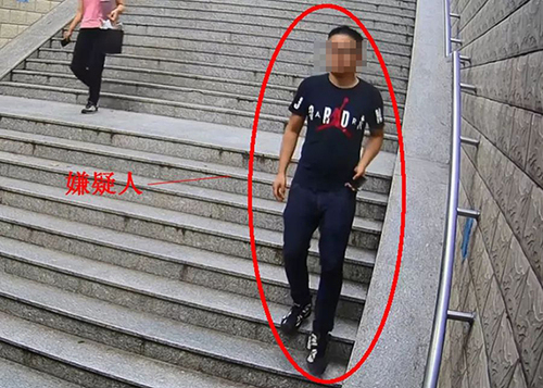 男子大白天校园里猥亵17岁少女 被监控拍下全过程