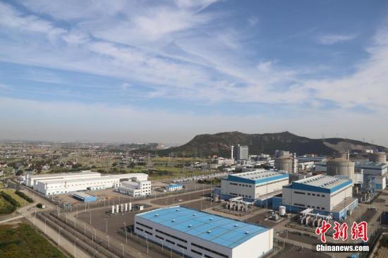10月19日，记者走进位于浙江省海盐县的秦山核电基地。据悉，秦山核电目前共有9台运行机组，总装机容量为656.4万千瓦，年发电量约500亿千瓦时，是目前中国最大的核电基地。截至2018年4月20日，秦山核电基地安全发电达5000亿千瓦时，按每个家庭4口人，每月用电300度，可以供1000万人口的城市家庭用电55年。 <a target='_blank' href='http://www.chinanews.com/'>中新社</a>记者 胡小丽 摄