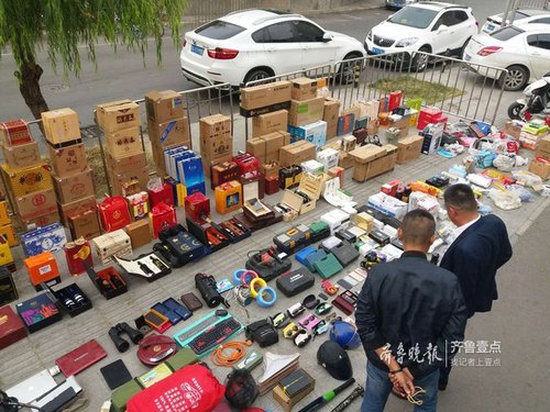 济南一男子路边随机拉车门行窃，两年偷出个超市