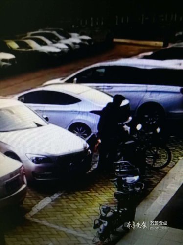 济南一男子路边随机拉车门行窃，两年偷出个超市