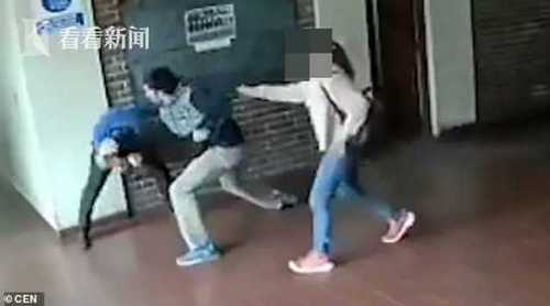 15秒22拳!父亲暴打老师 指控其反复性侵犯15岁女儿