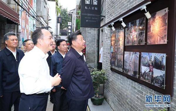 10月24日，中共中央总书记、国家主席、中央军委主席习近平在广州考察调研。这是习近平在广州市荔湾区西关历史文化街区永庆坊考察。