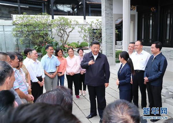 10月24日，中共中央总书记、国家主席、中央军委主席习近平在广州考察调研。这是习近平在广州市荔湾区西关历史文化街区永庆坊考察。 2
