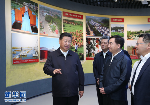 10月24日，中共中央总书记、国家主席、中央军委主席习近平在深圳考察。这是习近平在深圳改革开放展览馆参观“大潮起珠江——广东改革开放40周年展览”。 2