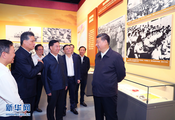 10月24日，中共中央总书记、国家主席、中央军委主席习近平在深圳考察。这是习近平在深圳改革开放展览馆参观“大潮起珠江——广东改革开放40周年展览”。 3