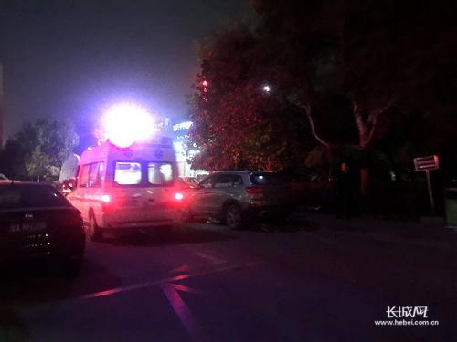 　　伤者在救护车上被送往省二院。记者陈海虹摄