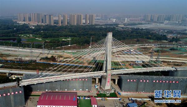 这是郑万高铁跨徐兰高铁成功转体后的场景（10月24日无人机拍摄）。